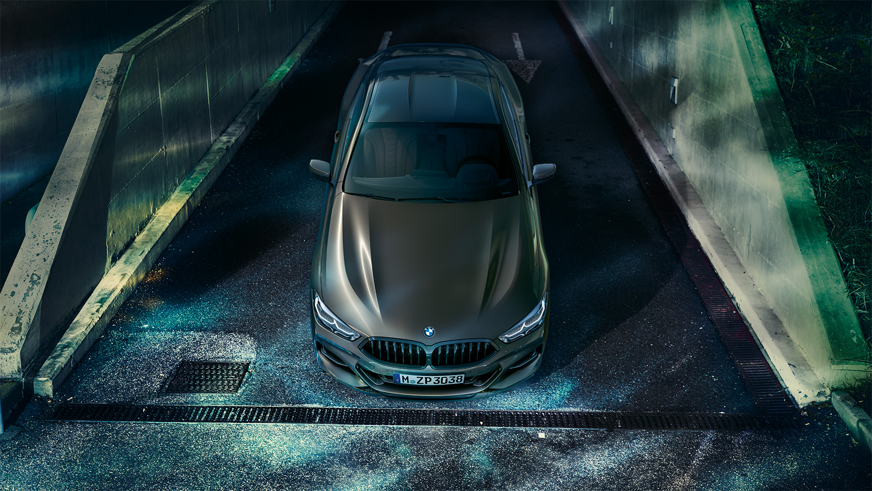 Predný statický záber na BMW radu 8 Coupé s výbavou BMW Individual v nočnom mestskom prostredí. Predný statický záber na BMW radu 8 Coupé s výbavou BMW Individual v nočnom mestskom prostredí.