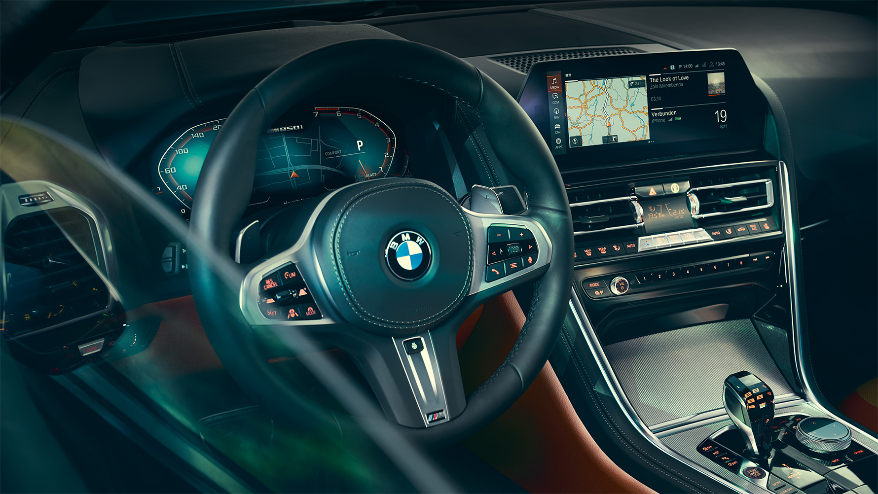 BMW radu 8 Coupé, kokpit Detail na interiér BMW radu 8 Coupé so zameraním na volant.