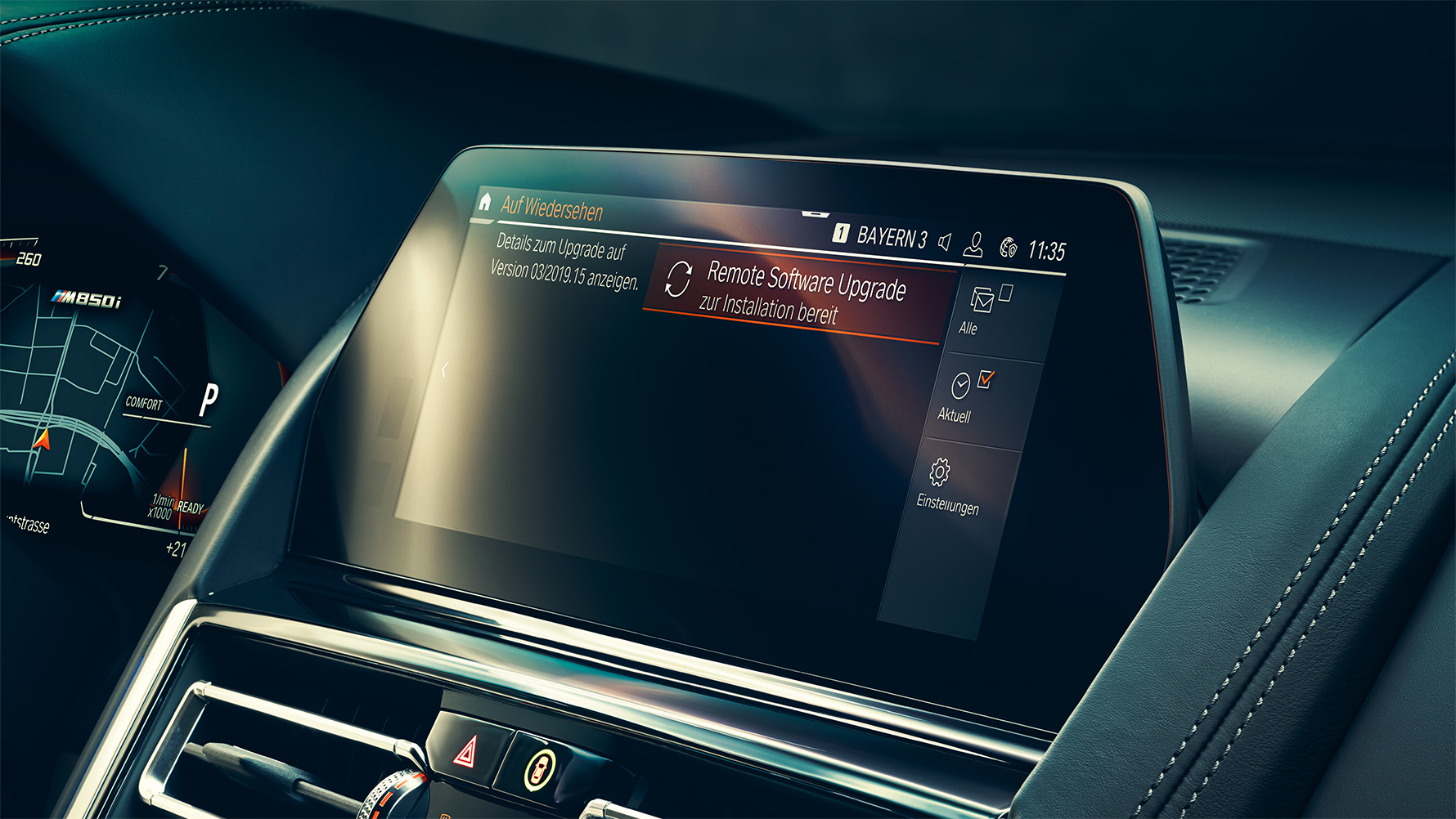 BMW radu 8 Coupé, kokpit Interiér BMW radu 8 Coupé s displejom iDrive a výbavou Remote Software Upgrade.