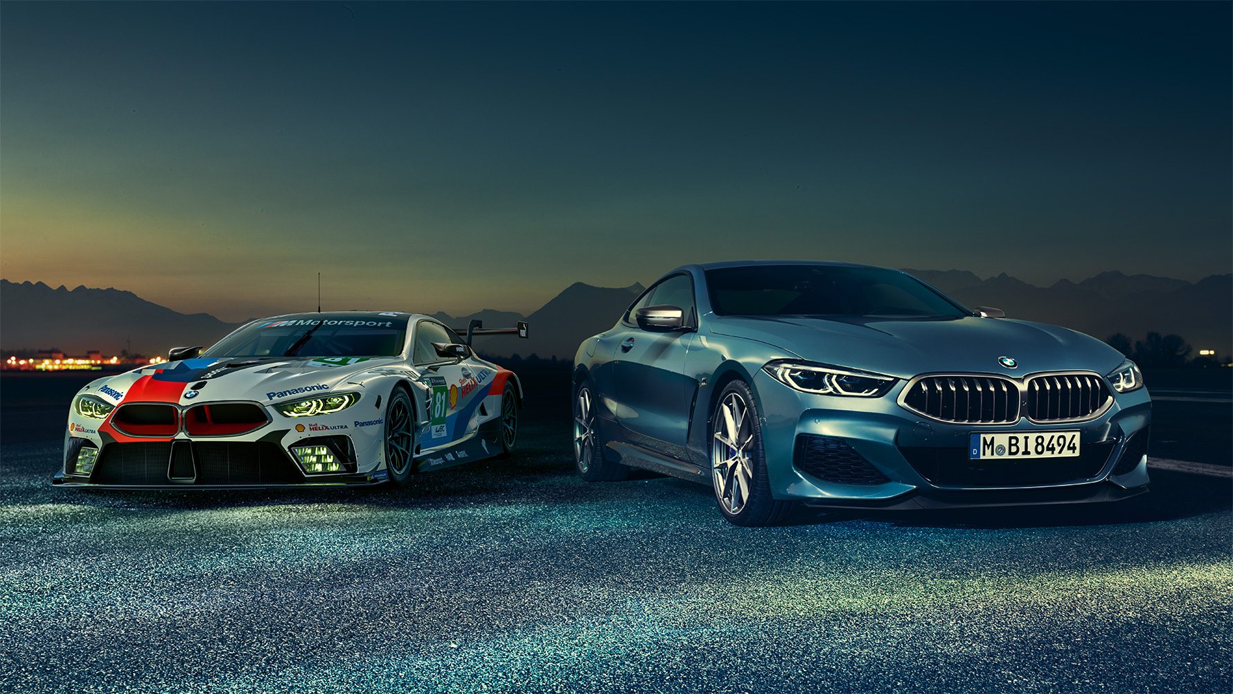 Statický záber na BMW radu 8 Coupé a M8 GTE. Statický záber na BMW radu 8 Coupé a M8 GTE v prostredí nočného mesta.