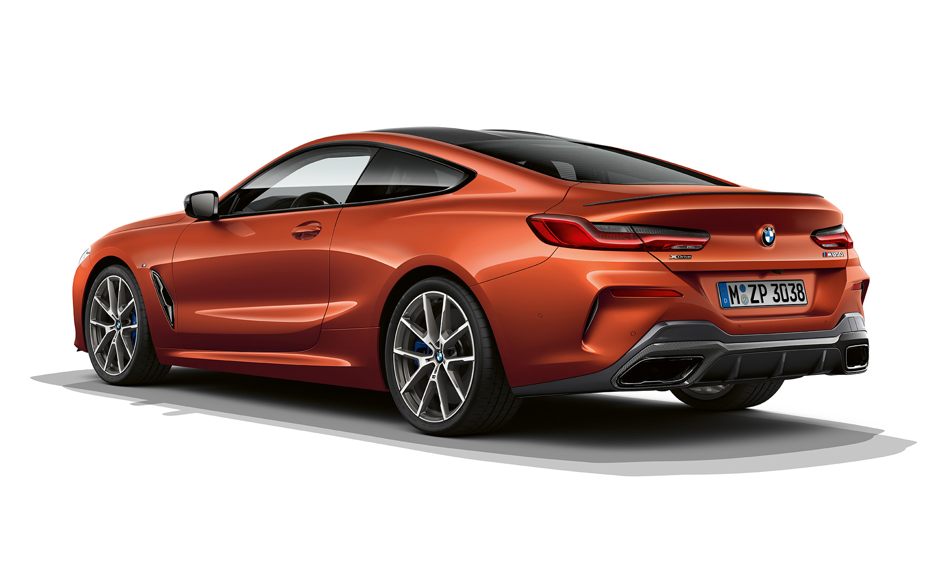 BMW radu 8 Coupé, metalíza Sunset Orange Statický záber na BMW radu 8 Coupé v metalíze Sunset Orange.