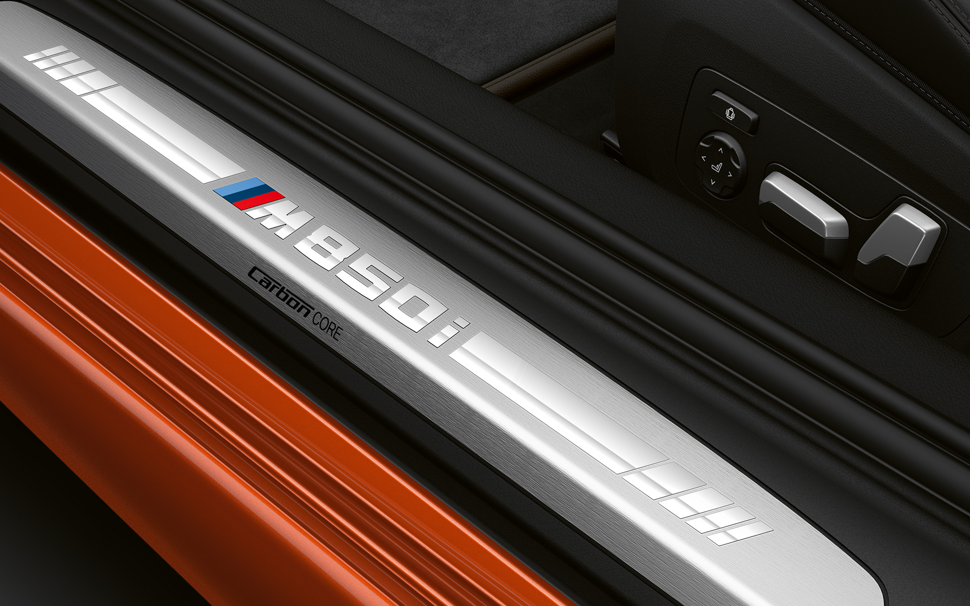 BMW radu 8 Coupé, prahová lišta M850i Detail na prahovú lištu BMW radu 8 Coupé s logom M850i.