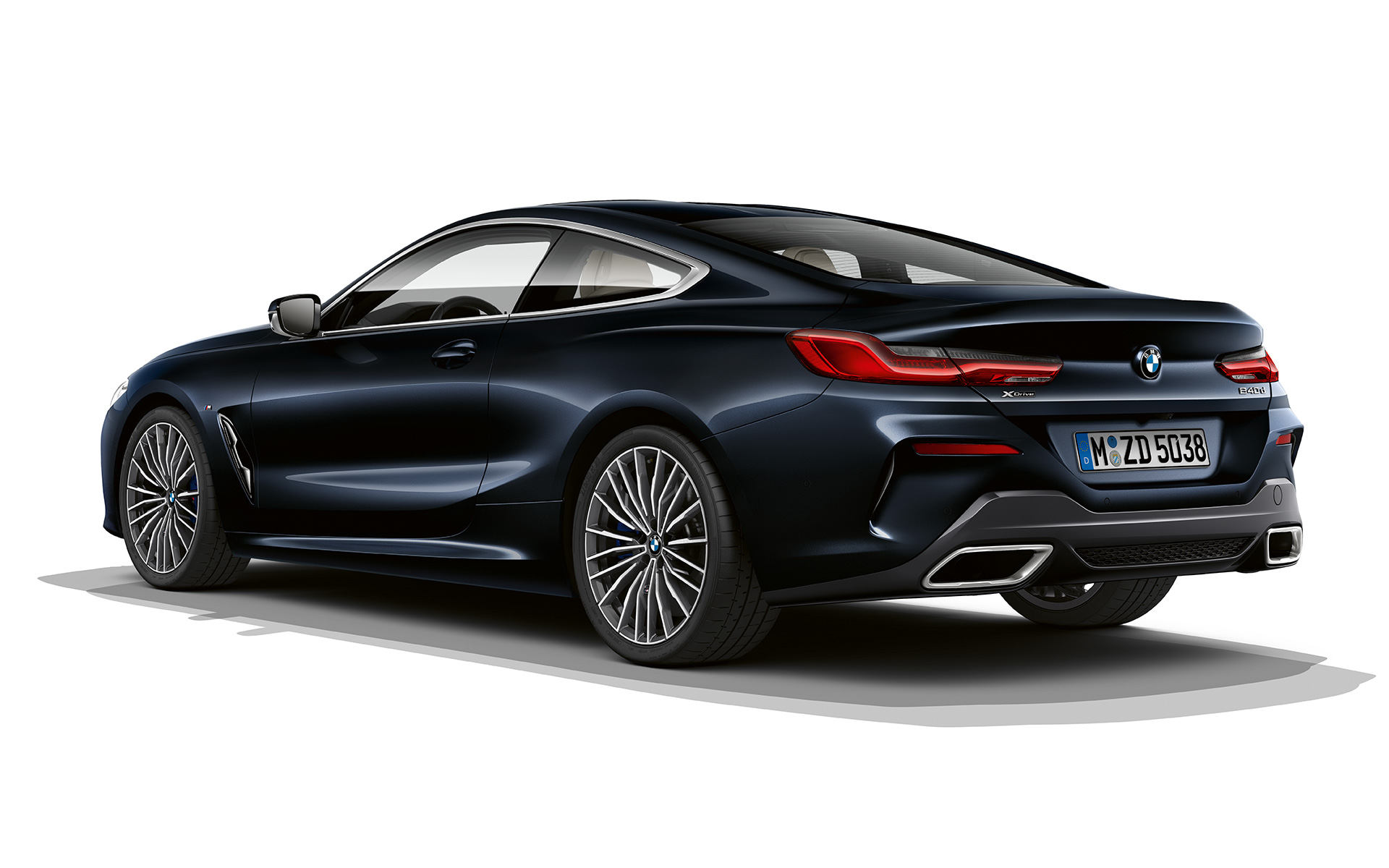 BMW radu 8 Coupé, metalíza Carbon Black Statický záber na BMW radu 8 Coupé v metalíze Carbon Black s bielym pozadím.