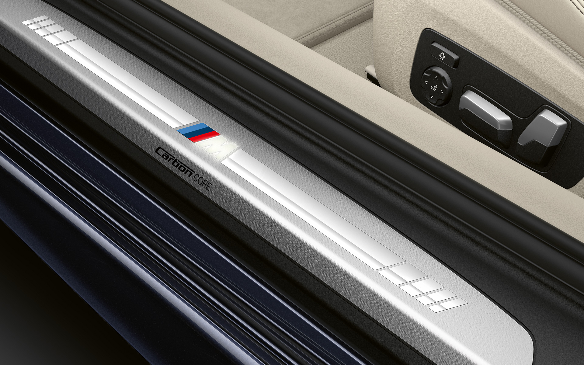 BMW radu 8 Coupé, prahová lišta s logom M Detail na prahovú lištu BMW radu 8 Coupé s logom M.