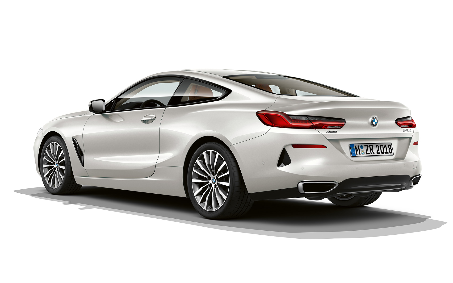 BMW radu 8 Coupé, metalíza Mineral White Statický záber na BMW radu 8 Coupé v metalíze Mineral White s bielym pozadím.