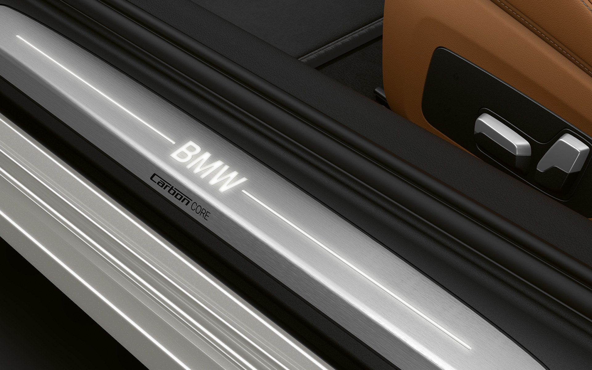 BMW radu 8 Coupé, prahová lišta s logom BMW Detail na prahovú lištu BMW radu 8 Coupé s logom BMW.
