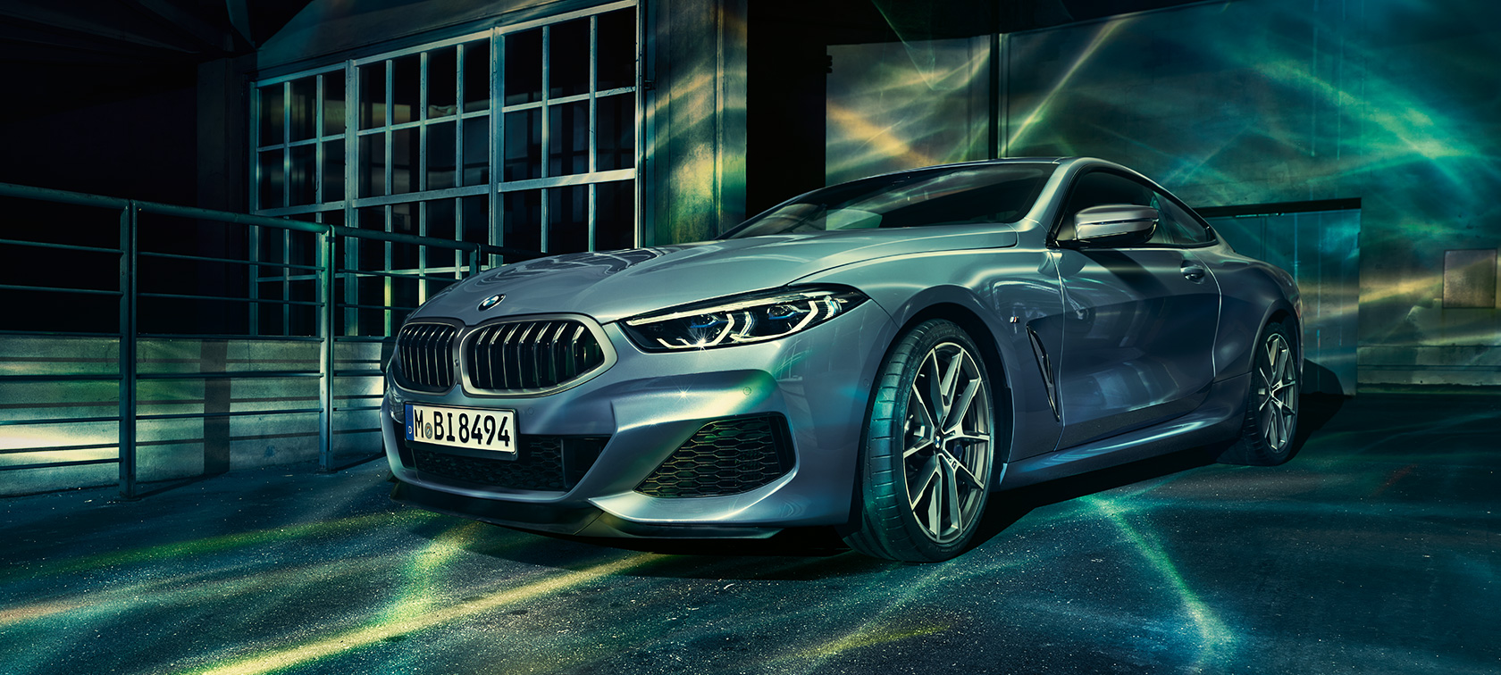 BMW radu 8, predobočný záber Predobočný statický záber na BMW radu 8 Coupé v mestskom prostredí.