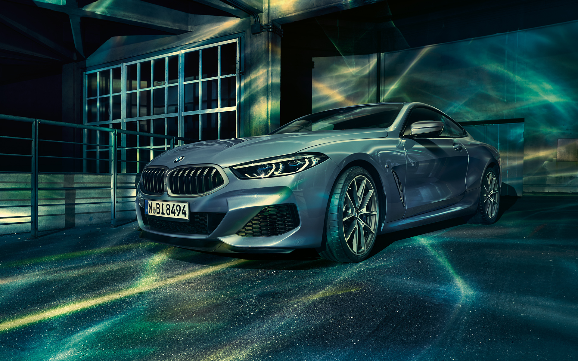 BMW radu 8 Coupé, predobočný pohľad z pravej strany Predobočný statický záber z pravej strany na BMW radu 8 Coupé v mestskom prostredí.