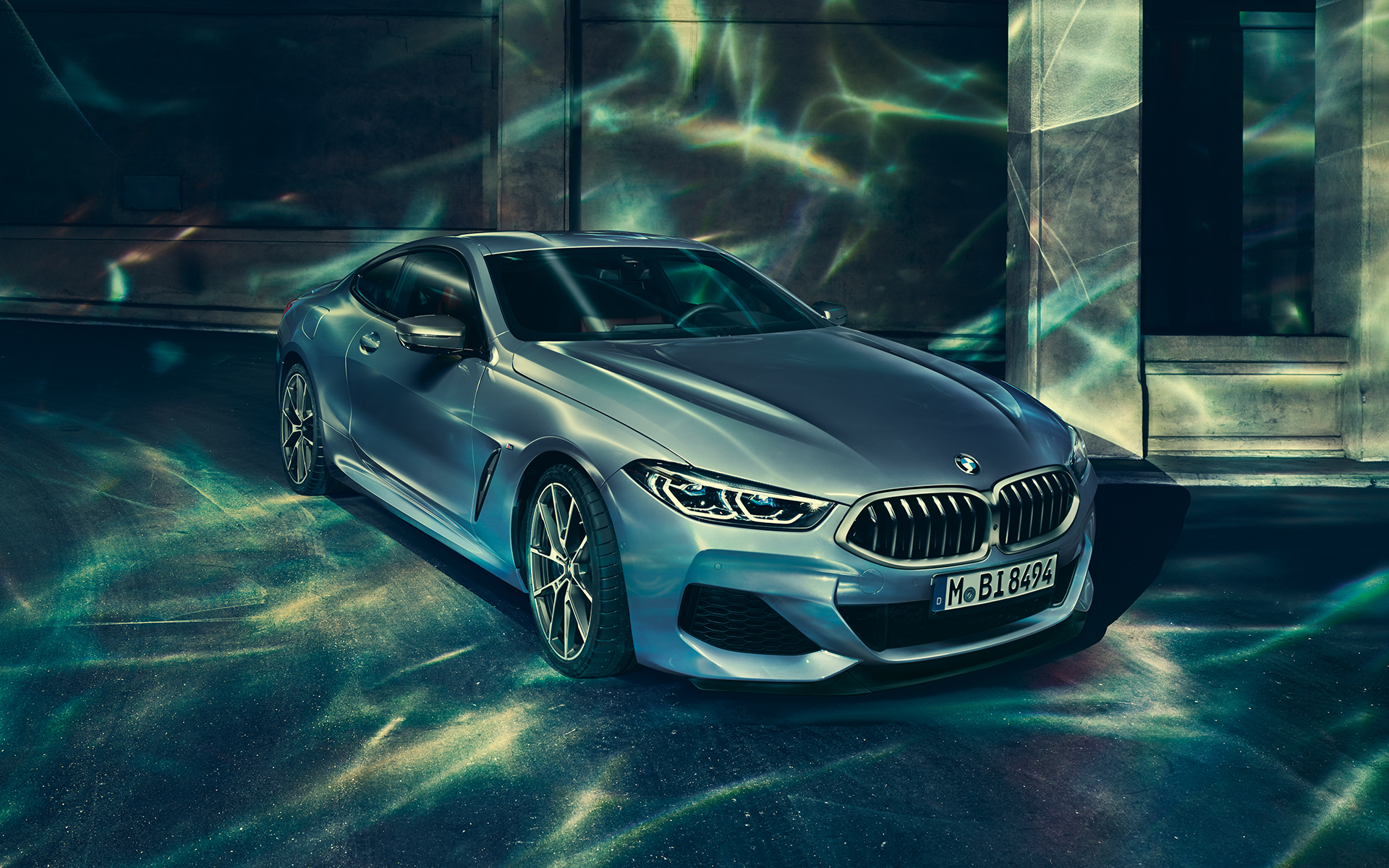 BMW radu 8 Coupé, predobočný pohľad z ľavej strany Predobočný statický záber z ľavej strany na BMW radu 8 Coupé v mestskom prostredí.