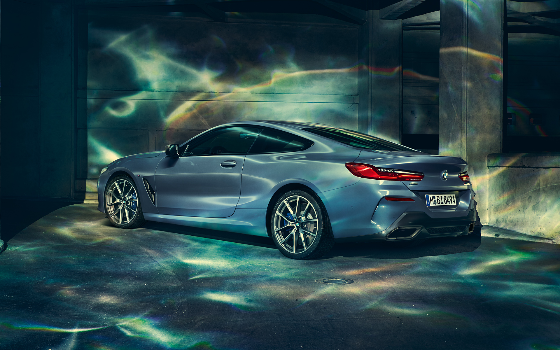 BMW radu 8 Coupé, zľava Bočný záber zľava na BMW radu 8 Coupé v mestskom prostredí.