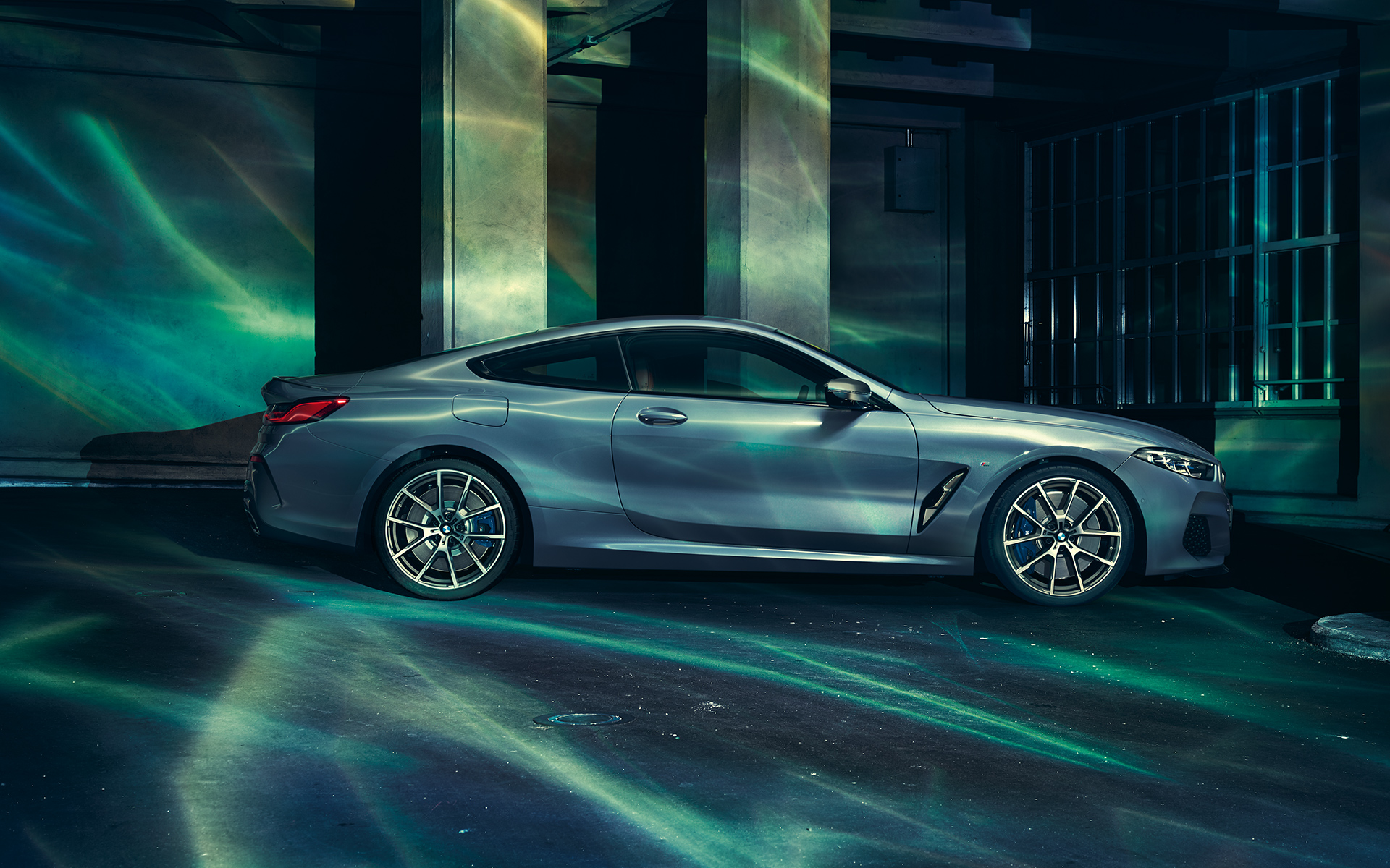 BMW radu 8 Coupé, sprava Bočný záber sprava na BMW radu 8 Coupé v mestskom prostredí.
