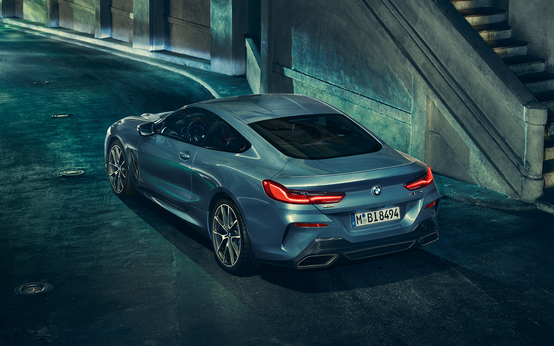 BMW radu 8 Coupé, zadobočný záber z ľavej strany Zadobočný statický záber z ľavej strany na BMW radu 8 Coupé v mestskom prostredí.
