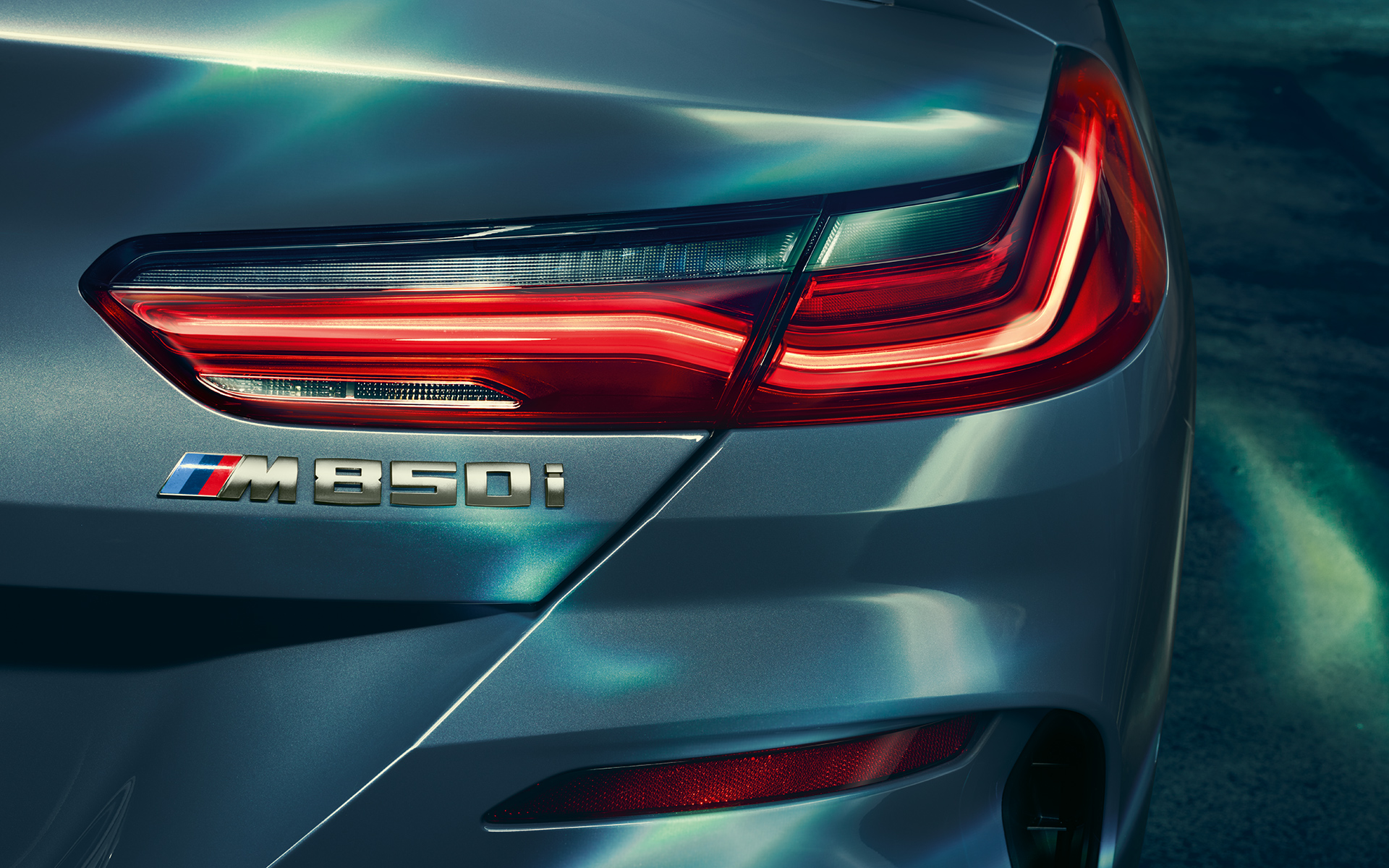 Zadné svetlá a logo M850i Detail na zadné svetlá a logo M850i.
