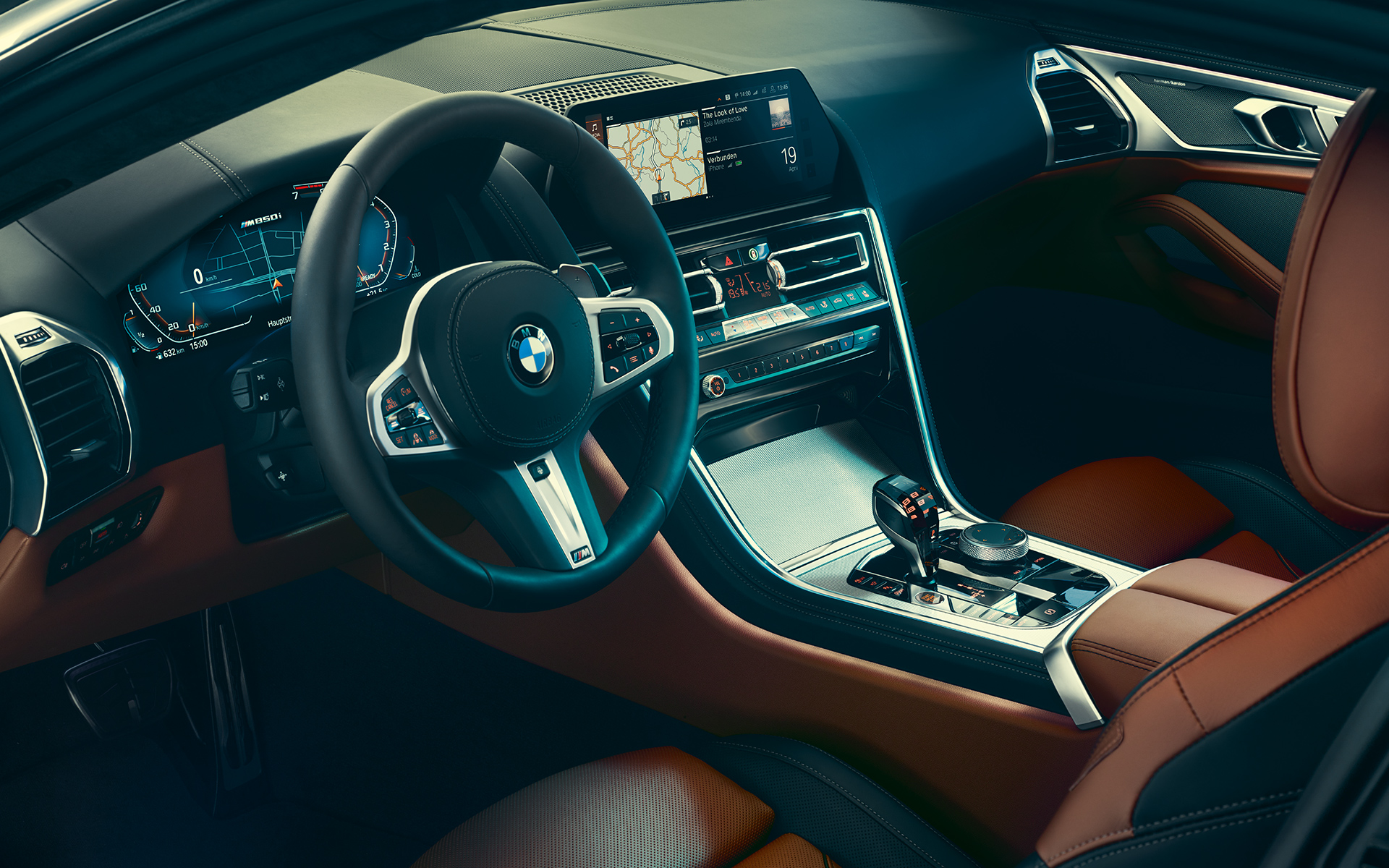 BMW radu 8 Coupé, volant Detail na interiér BMW radu 8 Coupé so zameraním na volant.