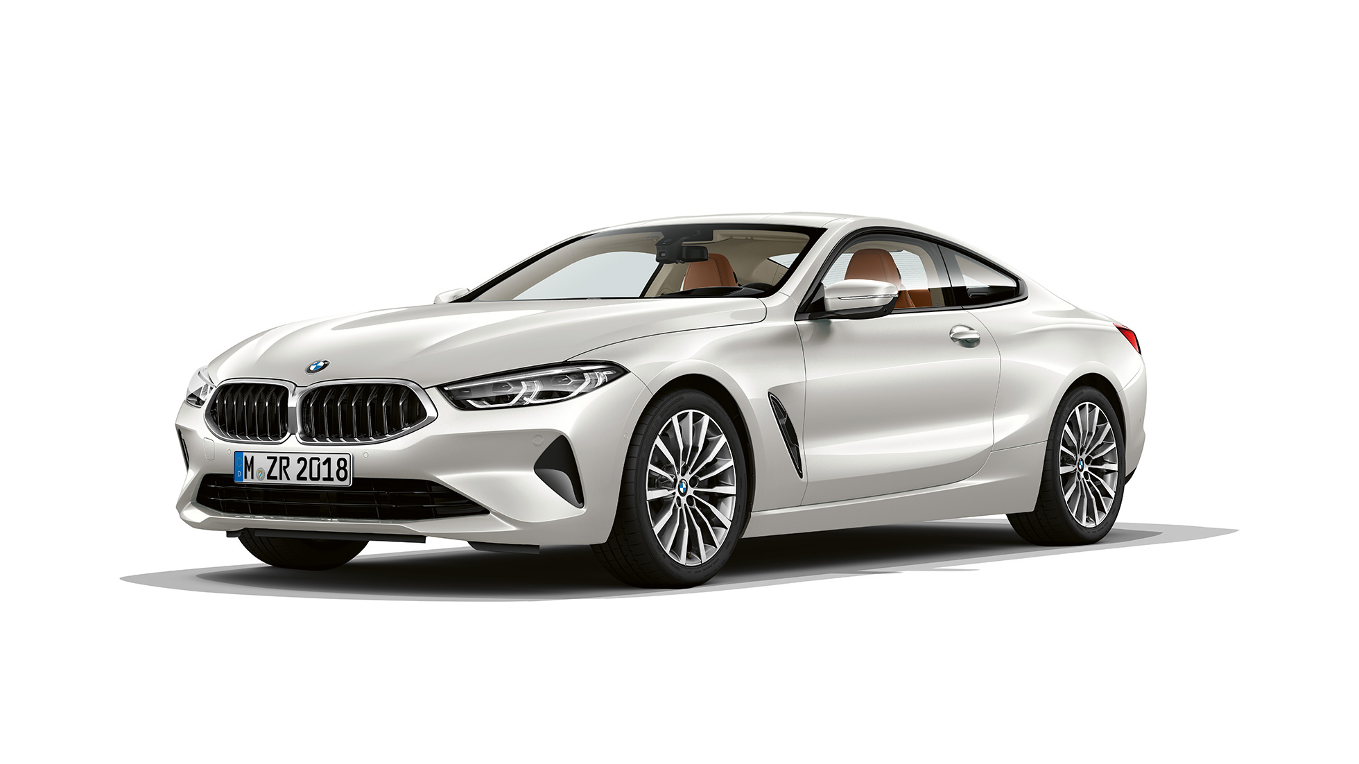 BMW radu 8 Coupé, predobočný pohľad. BMW radu 8 Coupé, Metalíza Mineral White, predobočný pohľad.