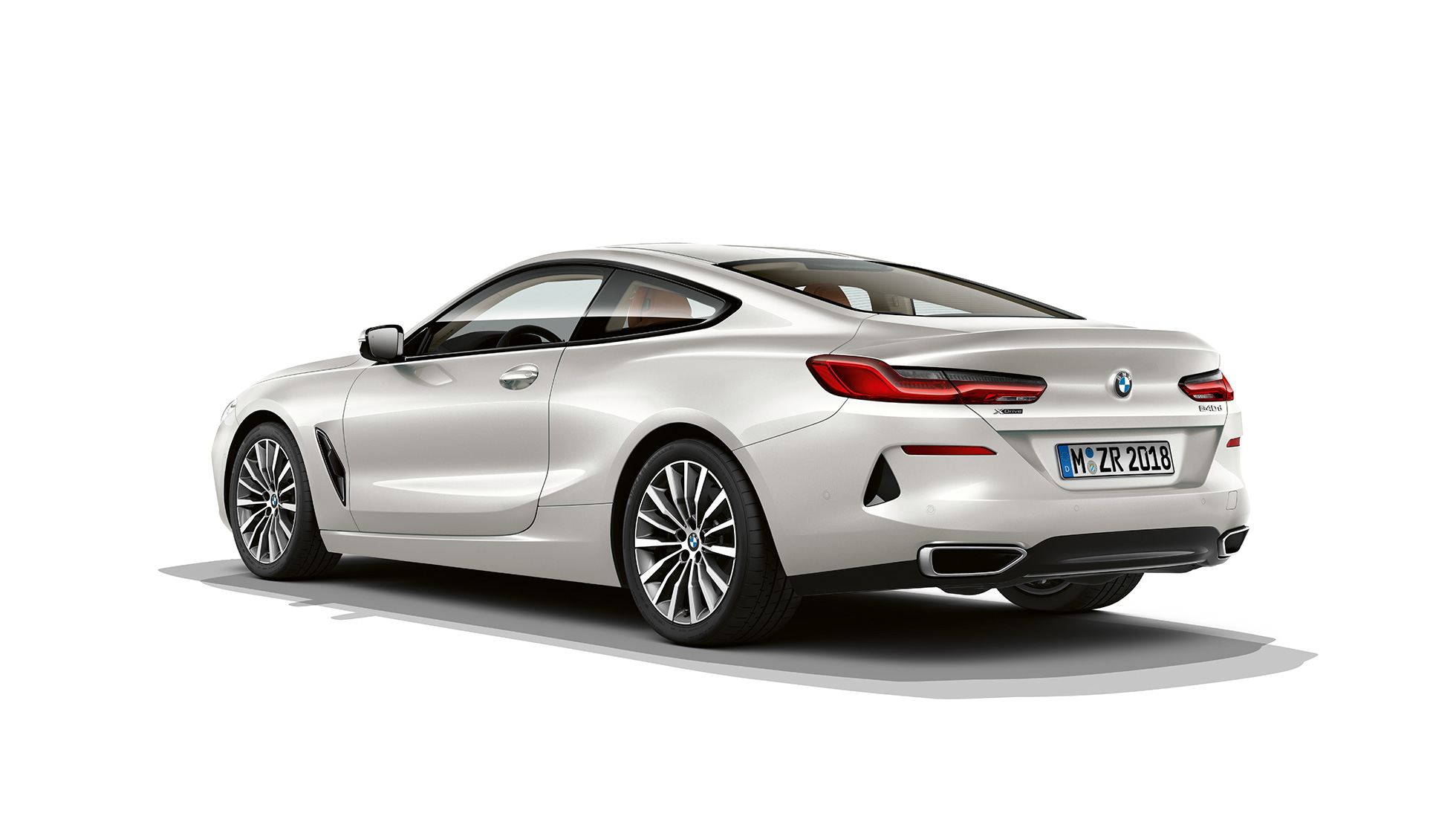 BMW radu 8 Coupé, zadobočný pohľad. BMW radu 8 Coupé, Metalíza Mineral White, zadobočný pohľad.