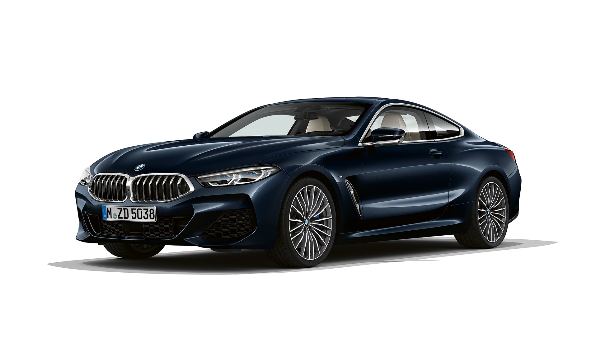 BMW radu 8 Coupé, predobočný pohľad. BMW radu 8 Coupé, Metalíza Carbon Black, predobočný pohľad.