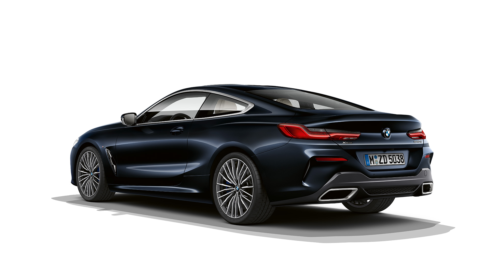 BMW radu 8 Coupé, zadobočný pohľad. BMW radu 8 Coupé, Metalíza Carbon Black, zadobočný pohľad.