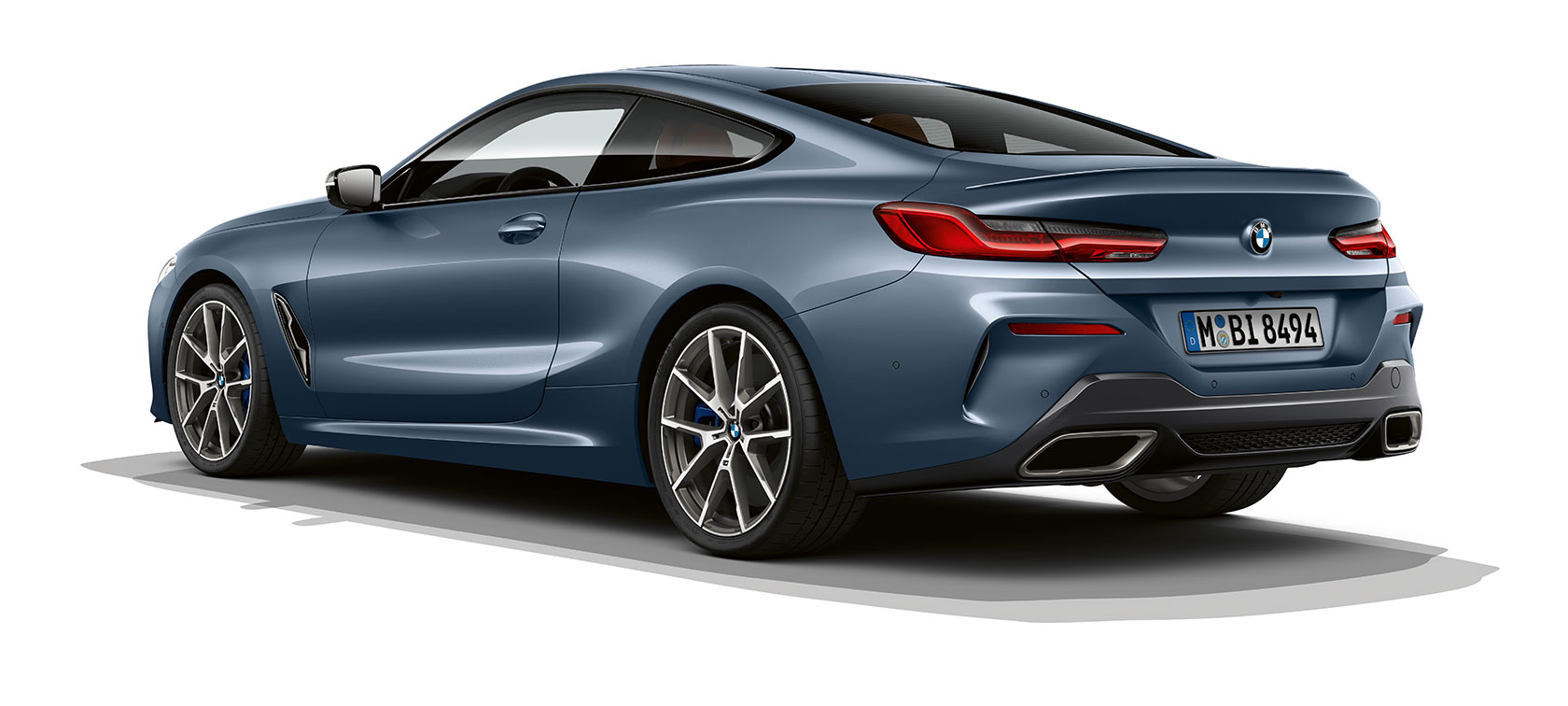 BMW radu 8 Coupé, Metalíza Barcelona Blue. BMW radu 8 Coupé, Metalíza Barcelona Blue, zadobočný pohľad.