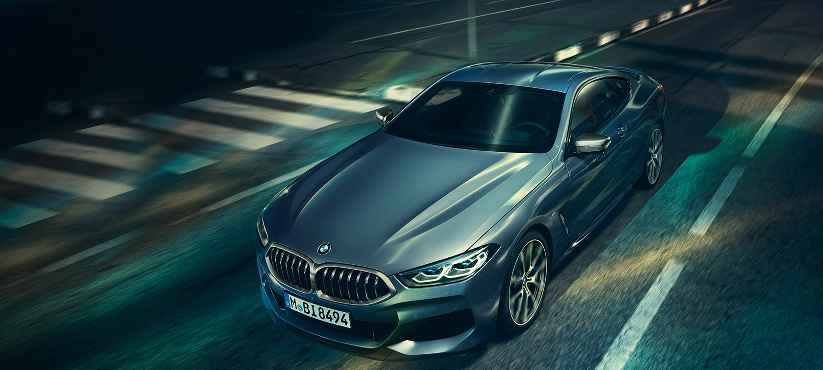 BMW radu 8 Coupé: predobočný záber. BMW radu 8 Coupé: predobočný záber, statický pohľad na kapotu motora.