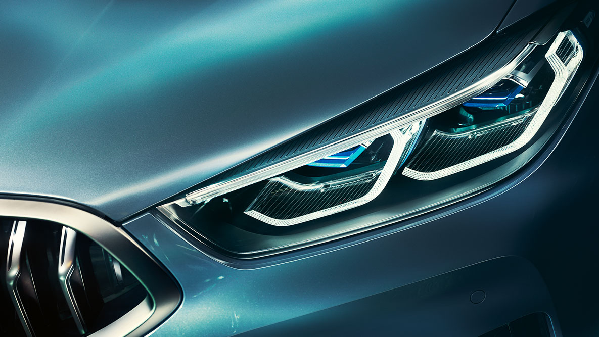 BMW radu 8 Coupé, Laserlight. Detailný pohľad na svetlá Laserlight na prednej časti BMW radu 8 Coupé.