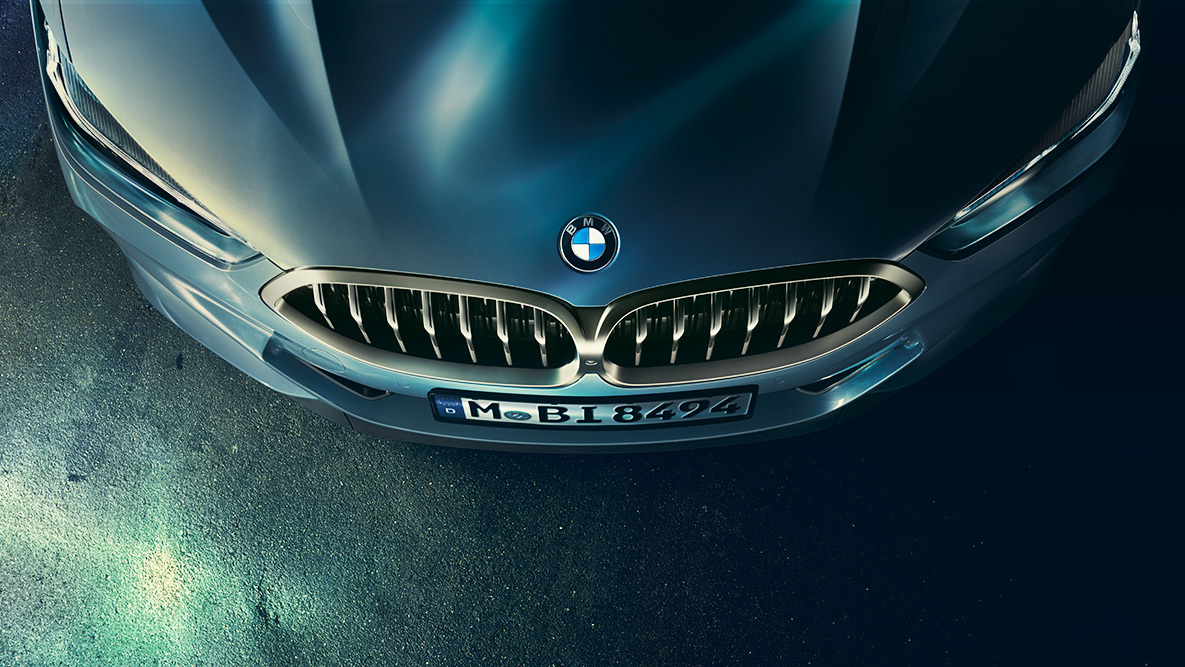 BMW radu 8 Coupé, kapota motora. Detailný pohľad na kapotu motora BMW radu 8 Coupé z vtáčej perspektívy.