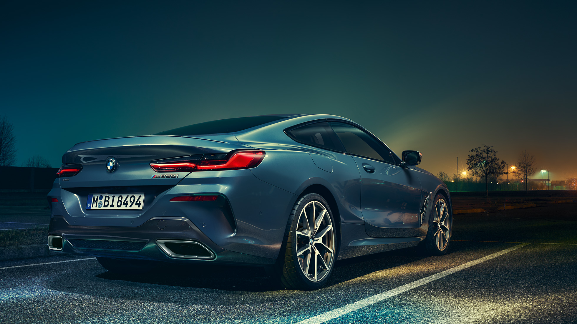 BMW radu 8 Coupé, zadobočný pohľad. BMW radu 8 Coupé, zadobočný pohľad, statický záber v nočnej scenérii.