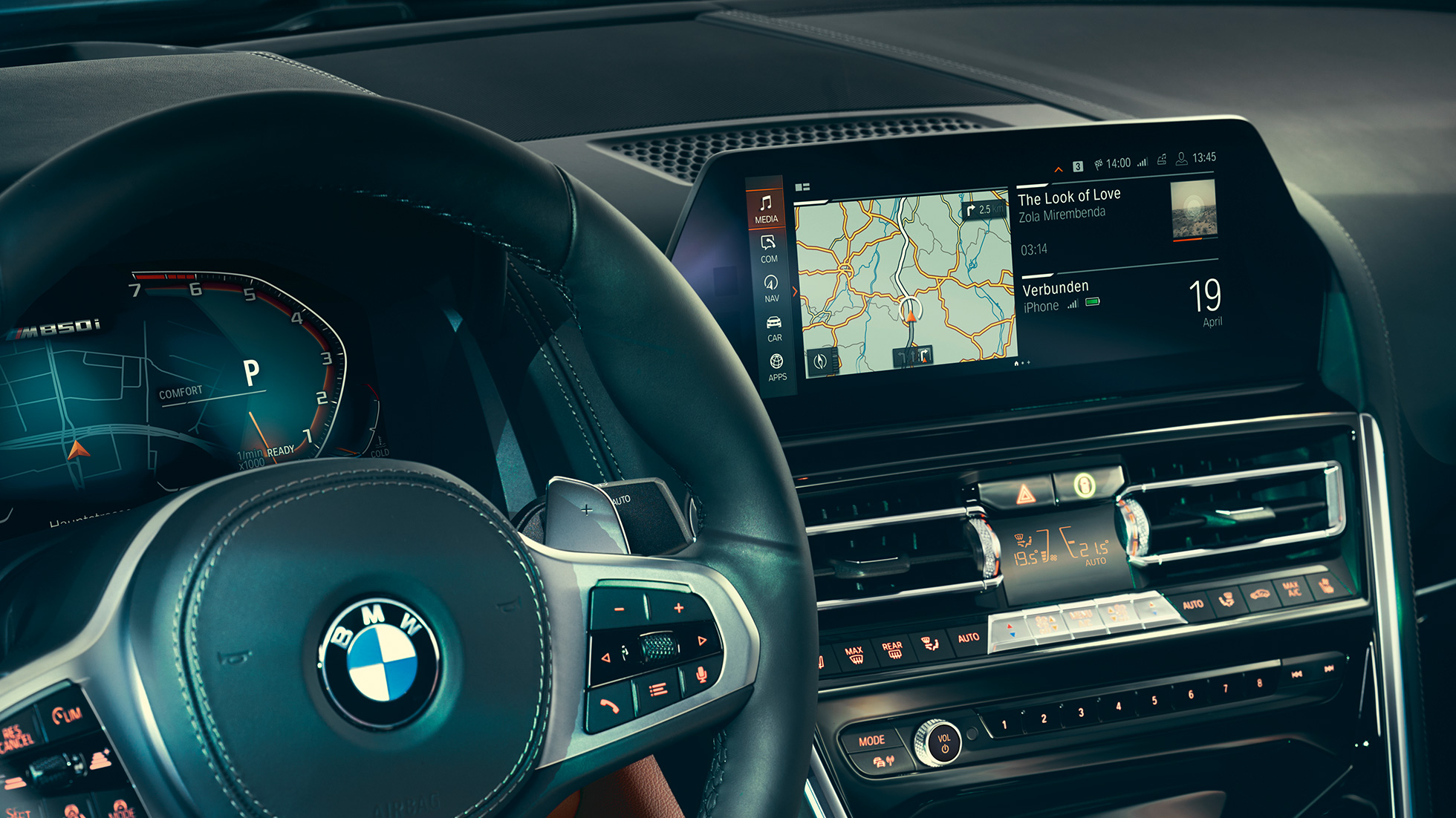 BMW radu 8 Coupé, kokpit. BMW radu 8 Coupé, kokpit, detailný pohľad na volant a displej systému iDrive.