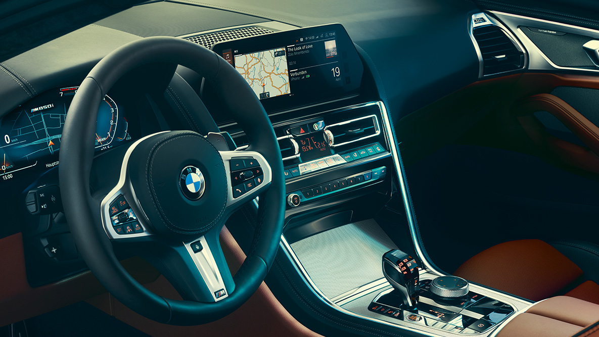 BMW radu 8 Coupé, kokpit. Detailný pohľad na kokpit BMW radu 8 Coupé.