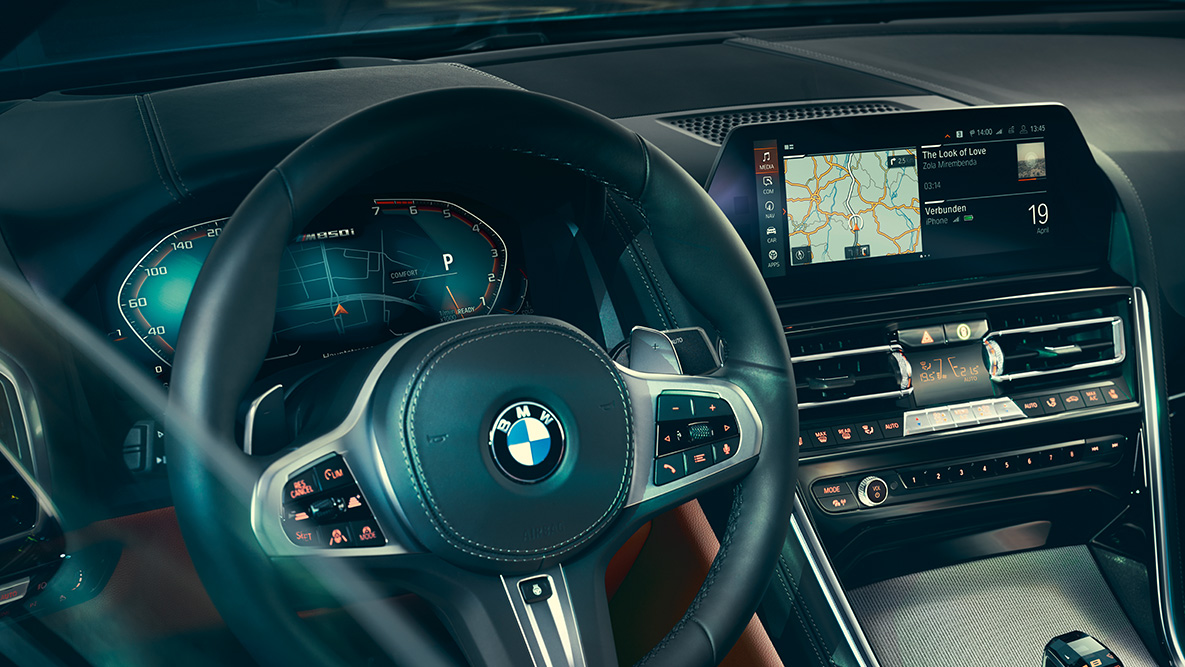 BMW radu 8 Coupé, kokpit. Detailný pohľad na interiér BMW radu 8 Coupé so zameraním na volant.