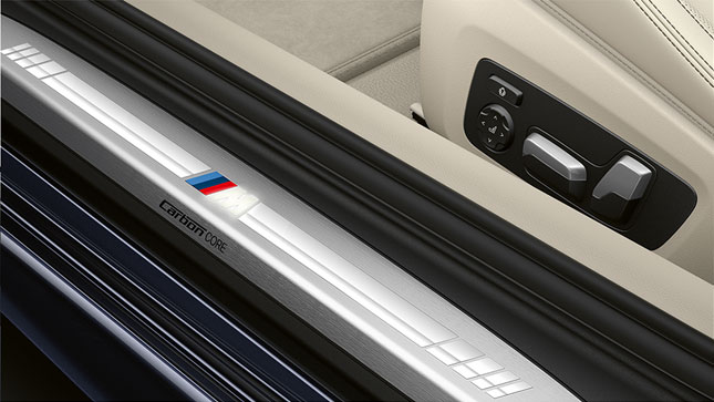 BMW radu 8 Coupé, prah dverí s logom M. Detailný pohľad na prah dverí BMW radu 8 Coupé s logom M.