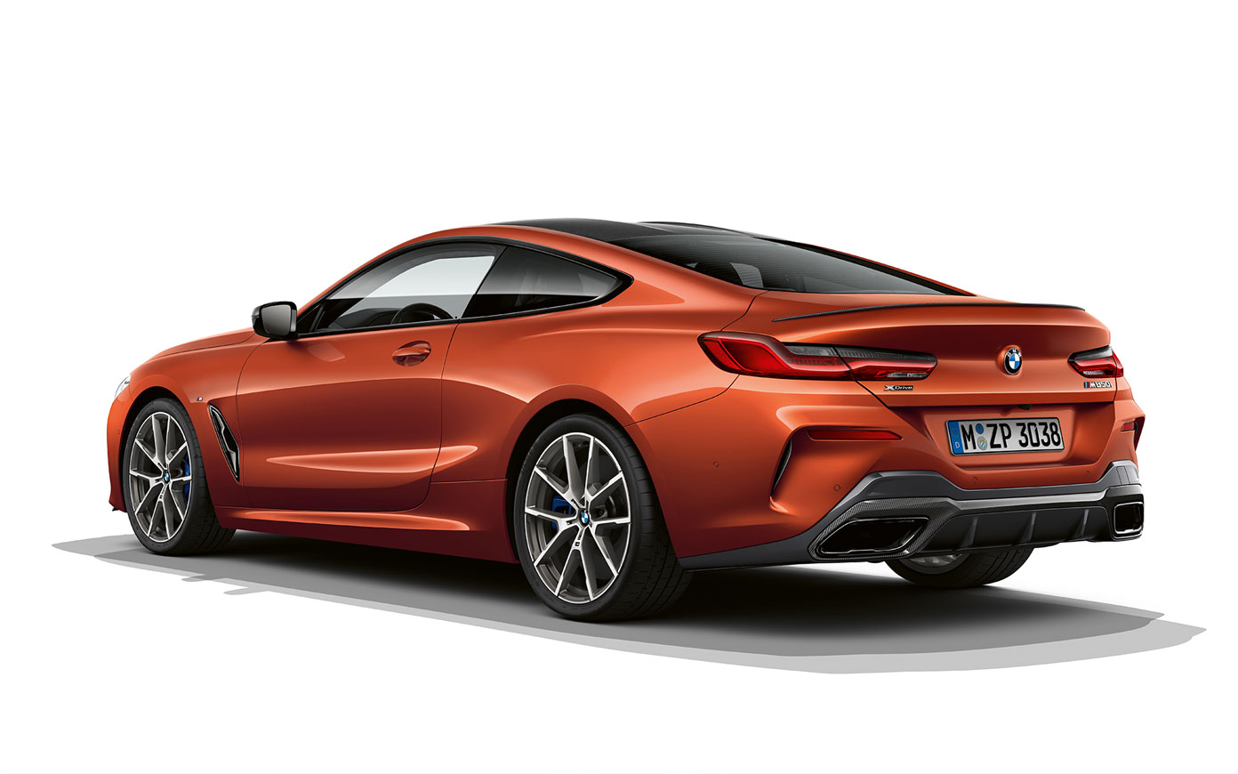 BMW radu 8 Coupé, Metalíza Sunset Orange. Statický záber BMW radu 8 Coupé v metalíze Sunset Orange pred bielym pozadím.