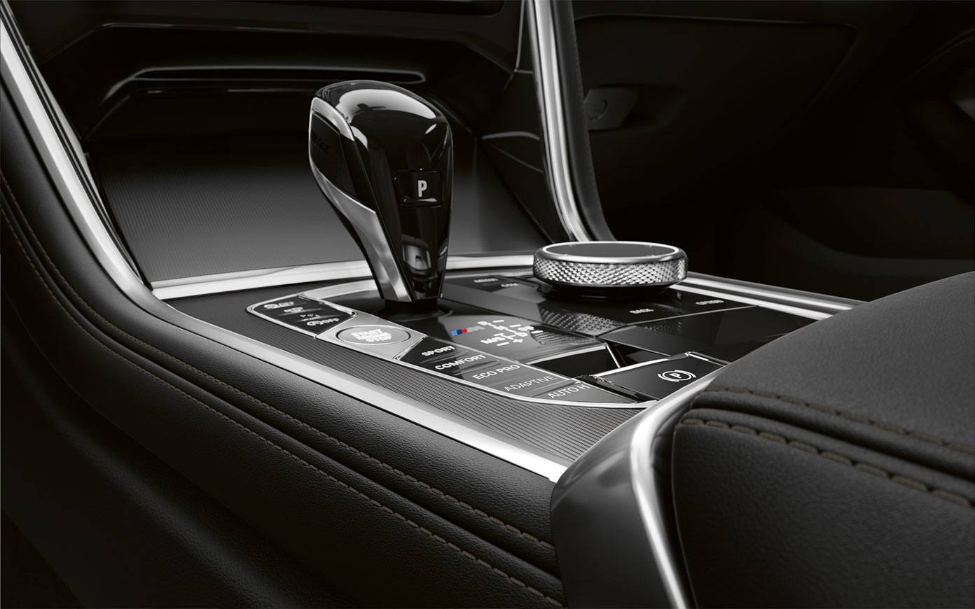 BMW radu 8 Coupé, stredová konzola. Detailný pohľad na stredovú konzolu BMW radu 8 Coupé.