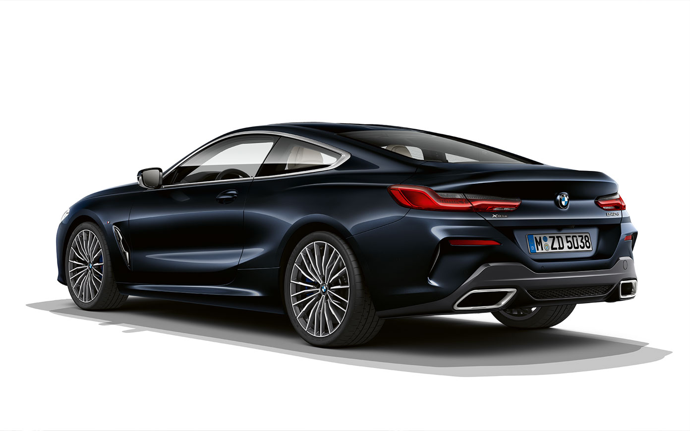BMW radu 8 Coupé, Metalíza Carbon Black. Statický záber BMW radu 8 Coupé v metalíze Carbon Black pred bielym pozadím.