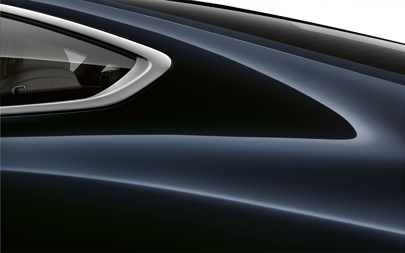 BMW radu 8 Coupé, detailný pohľad na C-stĺpik. Detailný pohľad na C-stĺpik BMW radu 8 Coupé v metalíze Carbon Black.