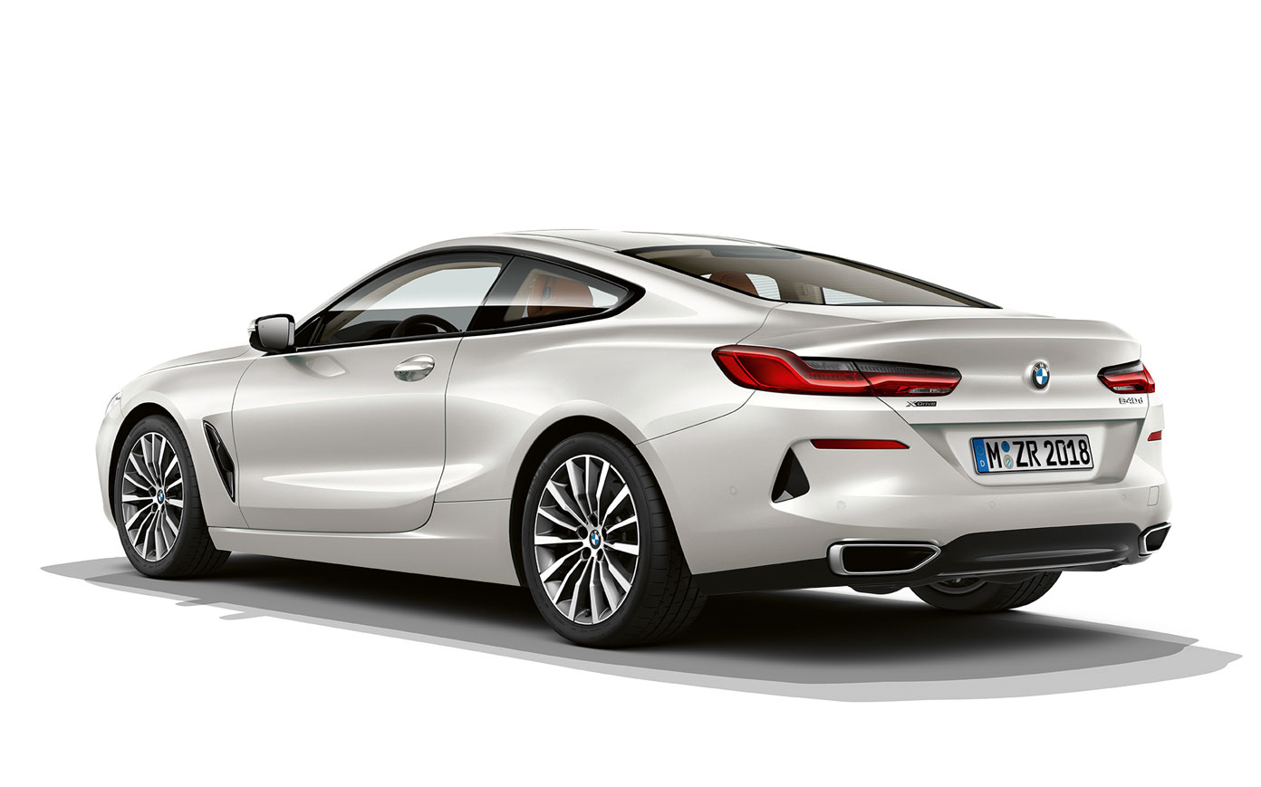 BMW radu 8 Coupé, Metalíza Mineral White. Statický záber BMW radu 8 Coupé v metalíze Mineral White pred bielym pozadím.