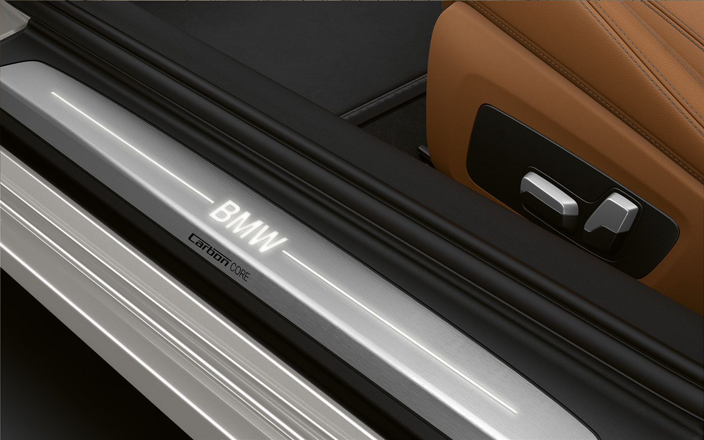 BMW radu 8 Coupé, prah dverí s logom BMW. Detailný pohľad na prah dverí BMW radu 8 Coupé s logom BMW.
