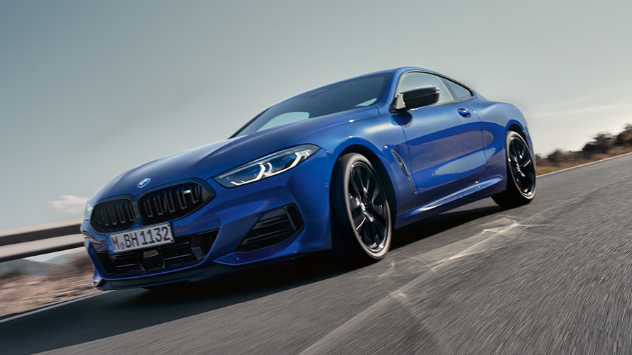 BMW M850i xDrive Coupé G15 LCI Facelift 2022 metalíza M Portimao Blue predobočný pohľad BMW M850i xDrive Coupé G15 LCI Facelift 2022 metalíza M Portimao Blue predobočný jazdný pohľad