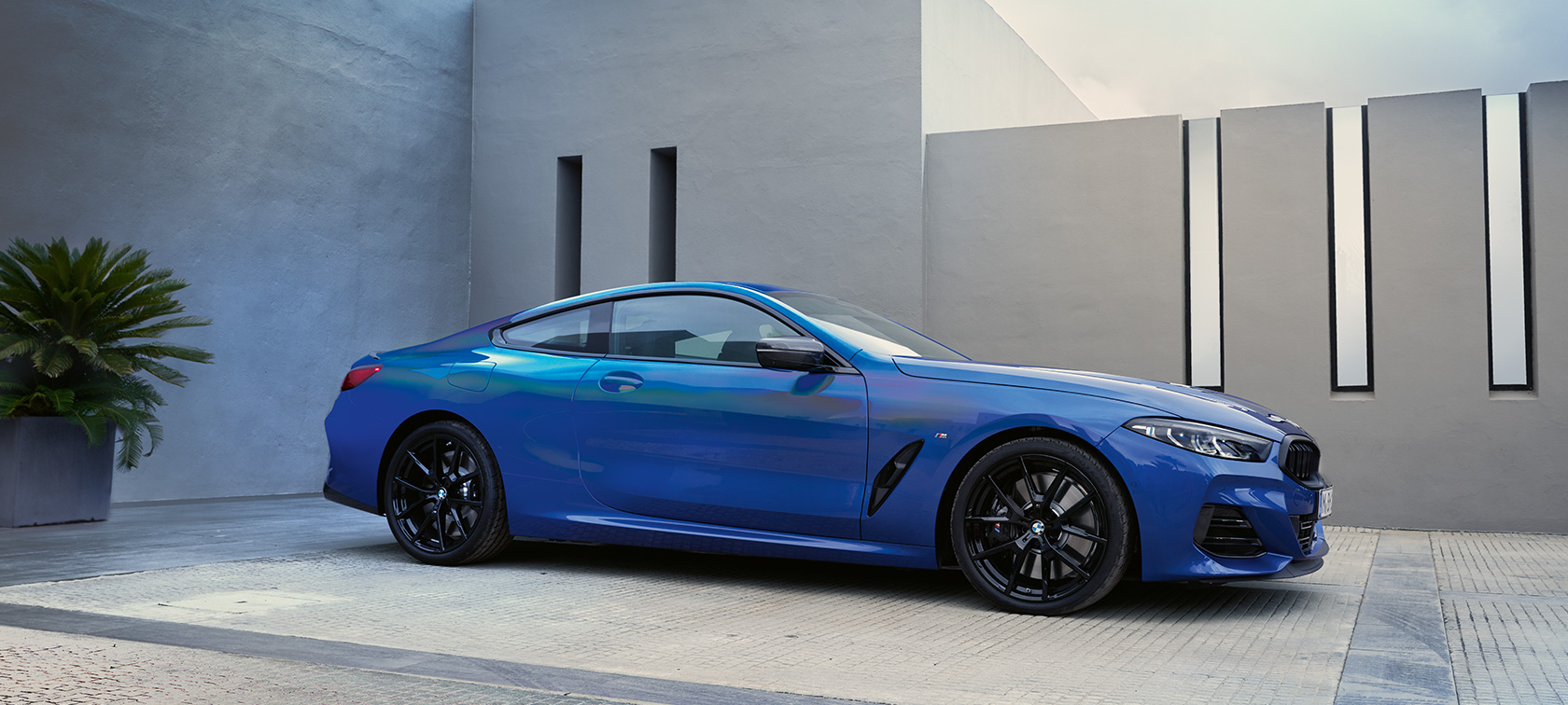BMW radu 8 Coupé G15 LCI Facelift 2022 metalíza M Portimao Blue bočný pohľad statický pred budovou
