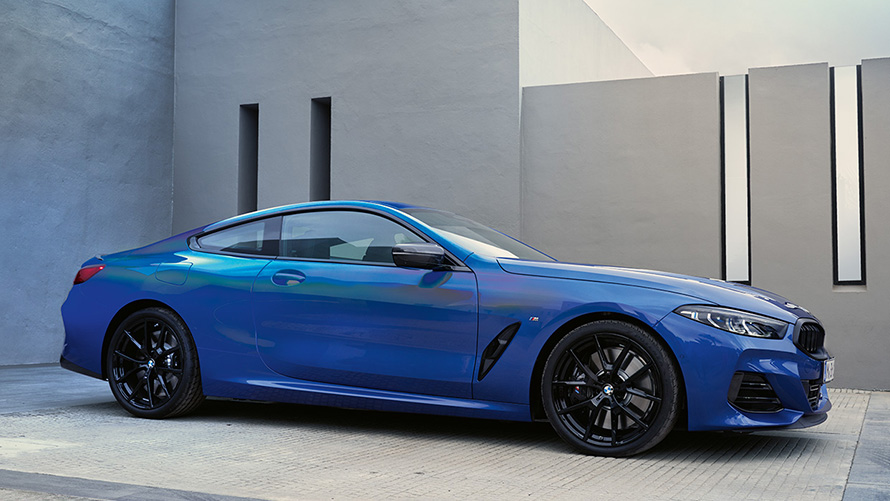 BMW radu 8 Coupé (G15) predobočný pohľad statický BMW radu 8 Coupé (G15) predobočný pohľad statický