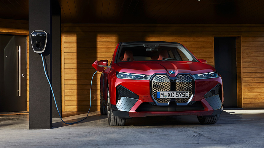 BMW iX i20 elektrické SUV BMW iX xDrive50 nabíjanie BMW iX i20 2021 elektrické SUV BMW iX xDrive50 Aventurine Red nabíjanie BMW Wallbox