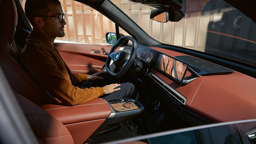 BMW iX i20 elektrické SUV Interiér BMW iX i20 2021 elektrické SUV interiér Suite koža Castanea