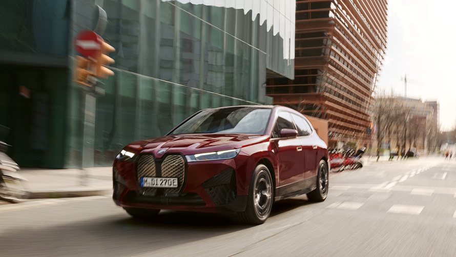 BMW iX i20 elektrické SUV BMW iX xDrive50 asistencia vodiča BMW iX i20 2021 elektrické SUV BMW iX xDrive50 Aventurine Red jazda v meste