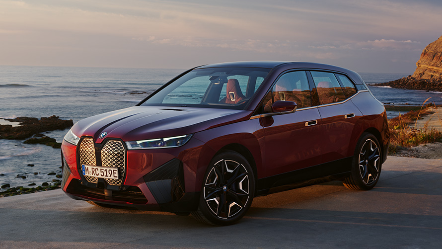 BMW iX i20 elektrické SUV BMW iX xDrive50 aerodynamika exteriér BMW iX i20 2021 elektrické SUV BMW iX xDrive50 Aventurine Red bočný pohľad exteriér