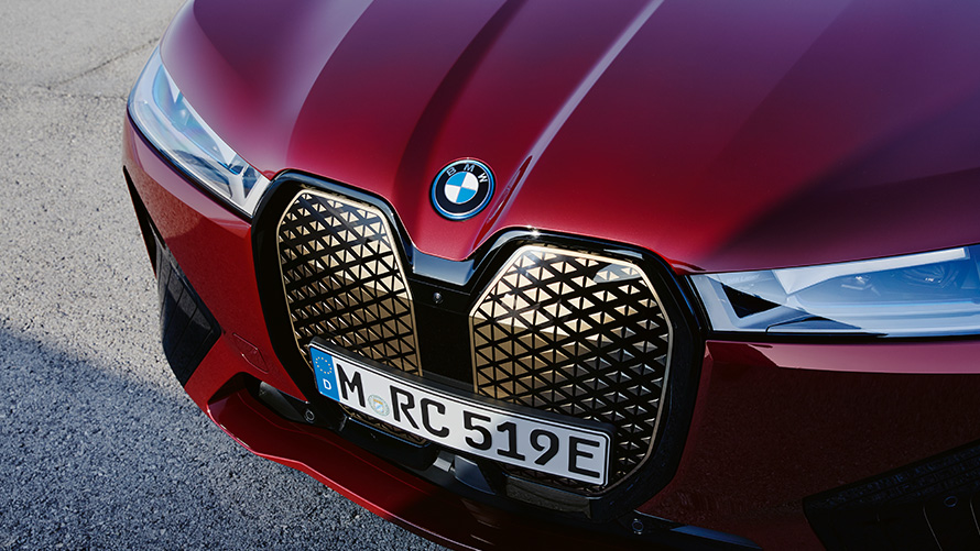 BMW iX i20 2021 elektrické SUV BMW iX xDrive50 obličky Shy Tech BMW iX i20 2021 elektrické SUV BMW iX xDrive50 Aventurine Red predný pohľad BMW obličky Shy Tech