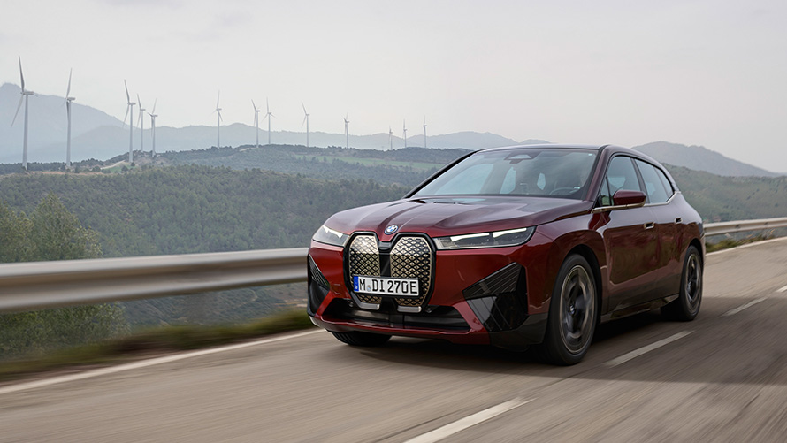 BMW iX xDrive50 i20 elektrické SUV udržateľnosť BMW iX xDrive50 i20 2021 elektrické SUV jazda na pobrežnej ceste udržateľnosť