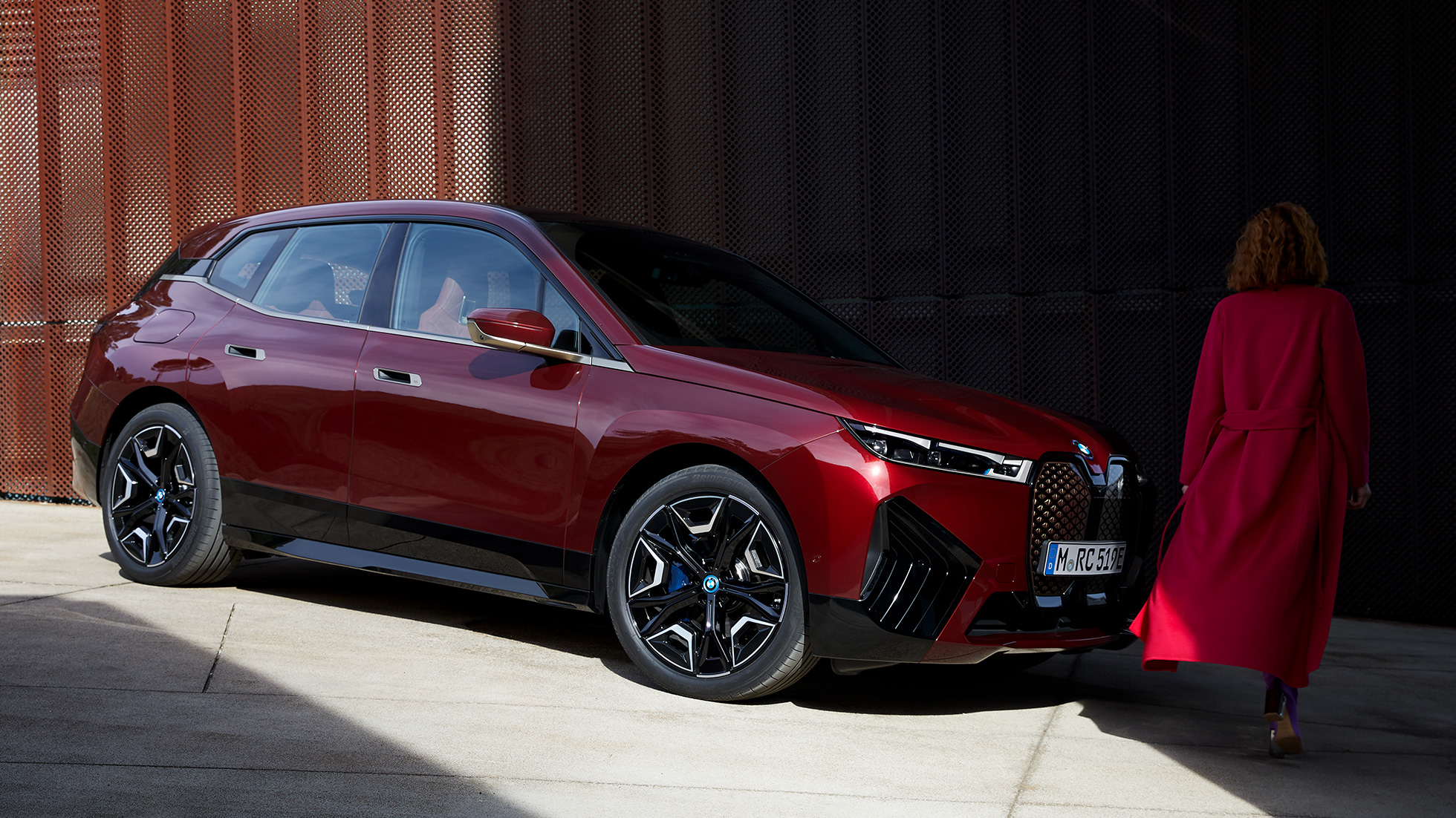 BMW iX bočný pohľad exteriér BMW iX Aventurine Red i20 bočný pohľad exteriér