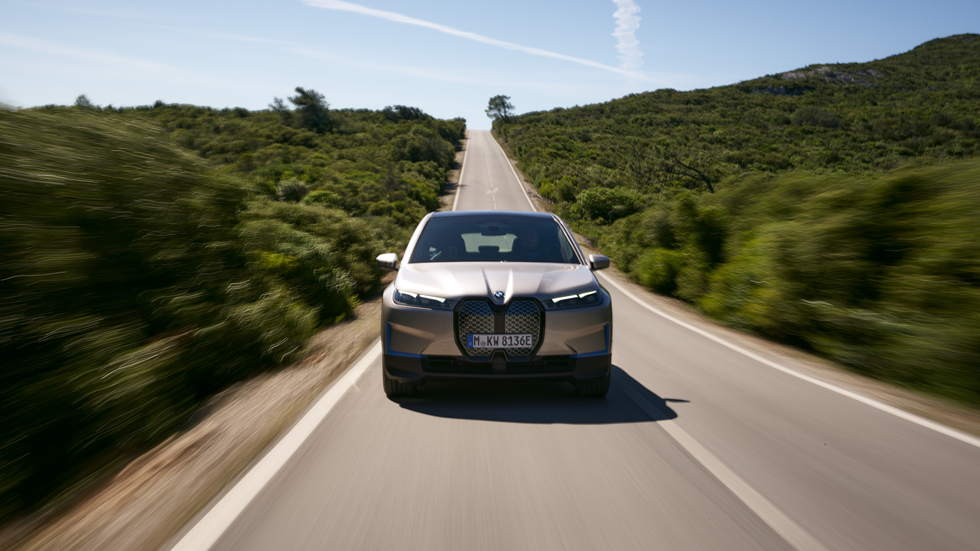 BMW iX predný pohľad na ceste BMW iX Cashmere Silver i20 predný pohľad na ceste