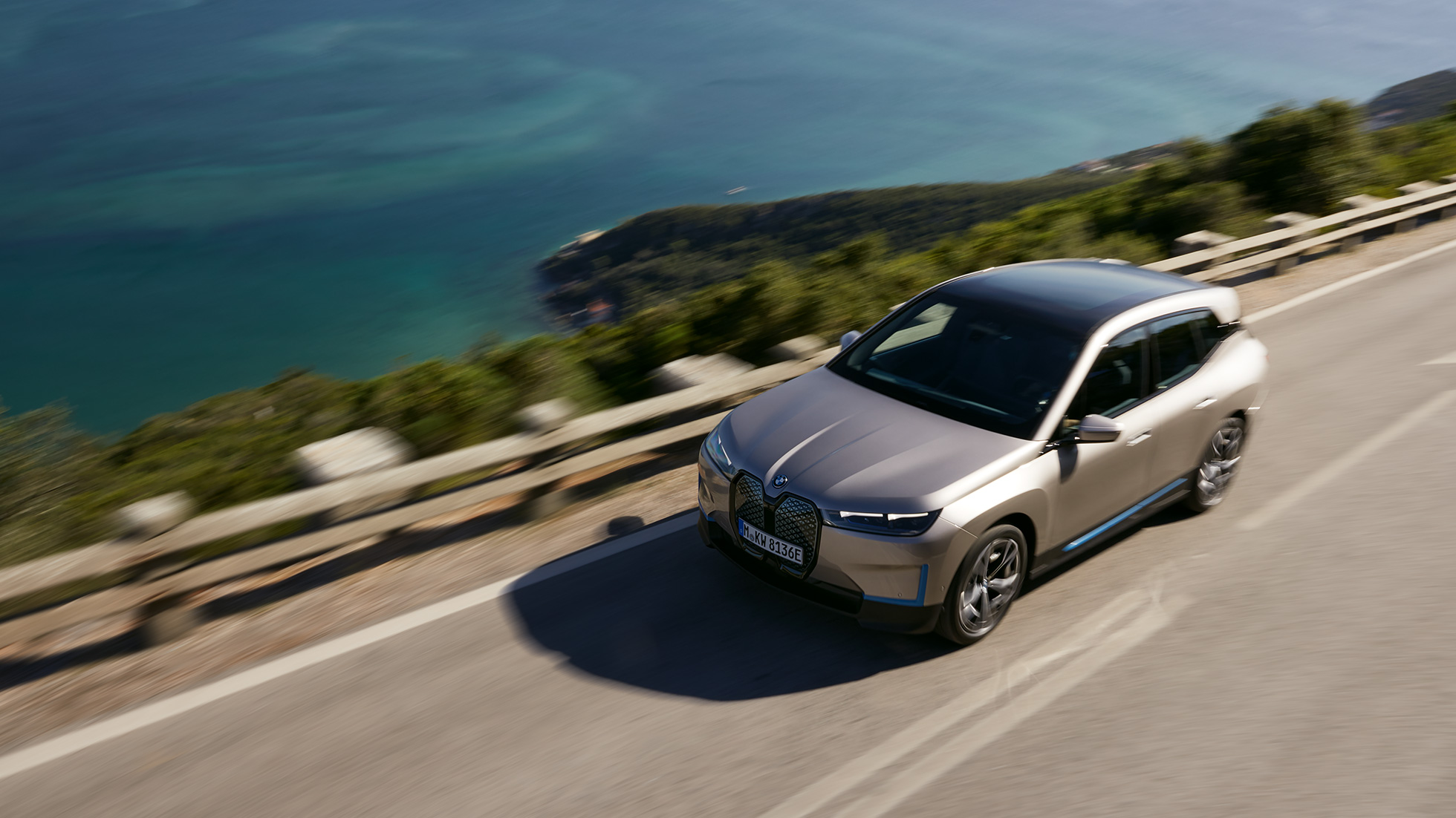 BMW iX pohľad zhora na ceste BMW iX Cashmere Silver i20 pohľad zhora na ceste