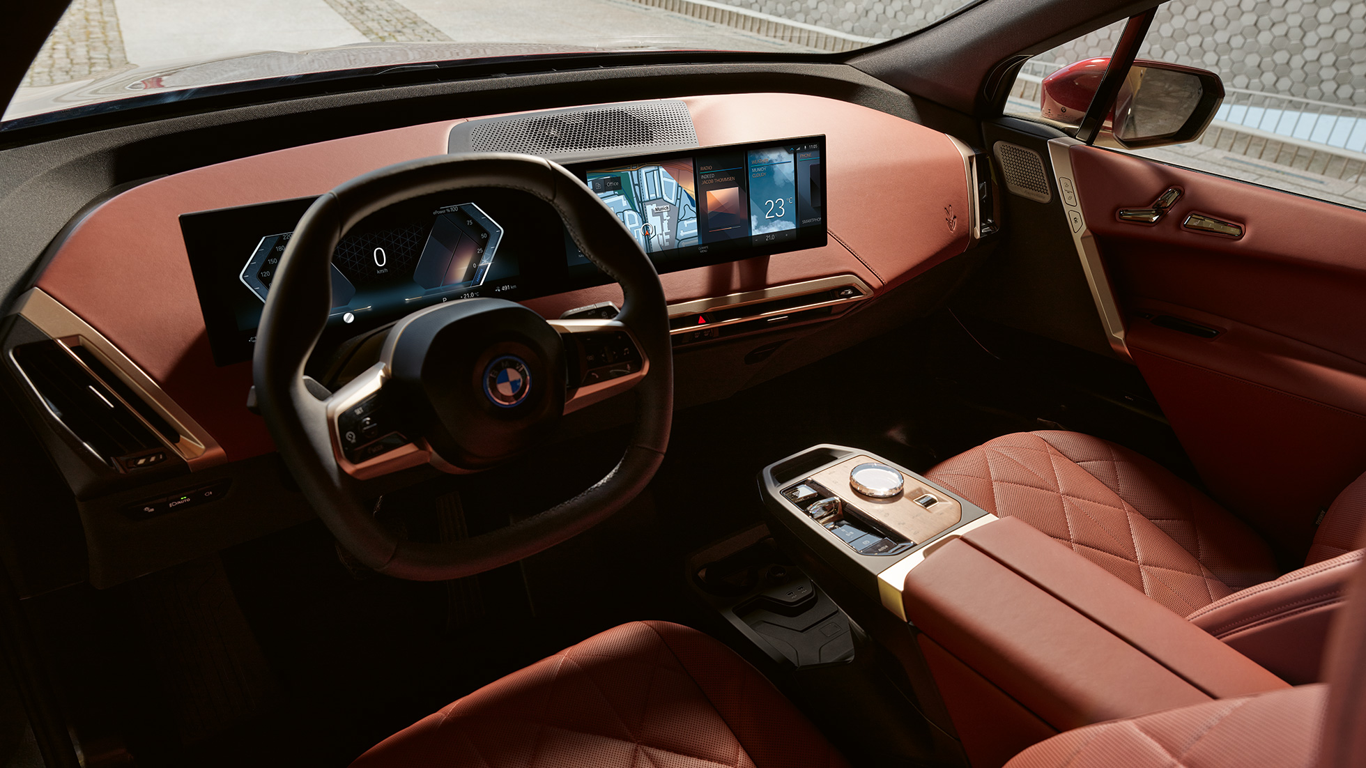 BMW iX interiér Castanea BMW iX Aventurine Red i20 interiér Castanea